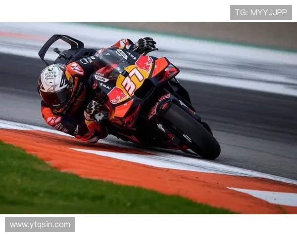 摩托车大奖赛赛季再掀高潮 顶尖车手雨战上演惊险激烈巅峰对决大战 摩托车大奖赛赛季再掀高潮 顶尖车手雨战上演惊险激烈巅峰对决大战