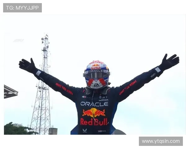 维斯塔潘雨中逆转夺冠引发车队策略与轮胎管理及赛场表现激烈热议